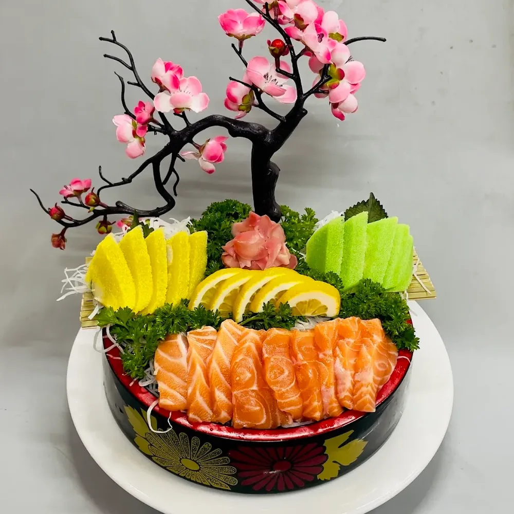 Cá hồi tươi xếp trong tô sơn mài, điểm hoa
