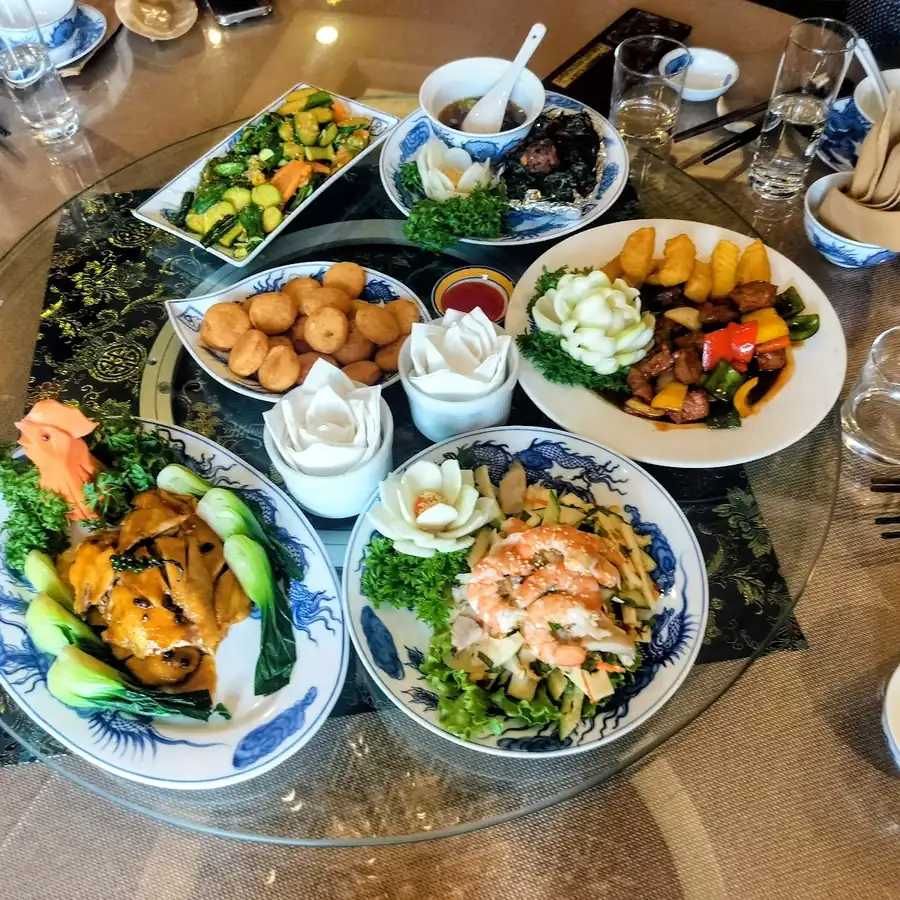 Mâm cỗ đầy đủ bày trên bát đĩa sứ men lam vẽ rồng