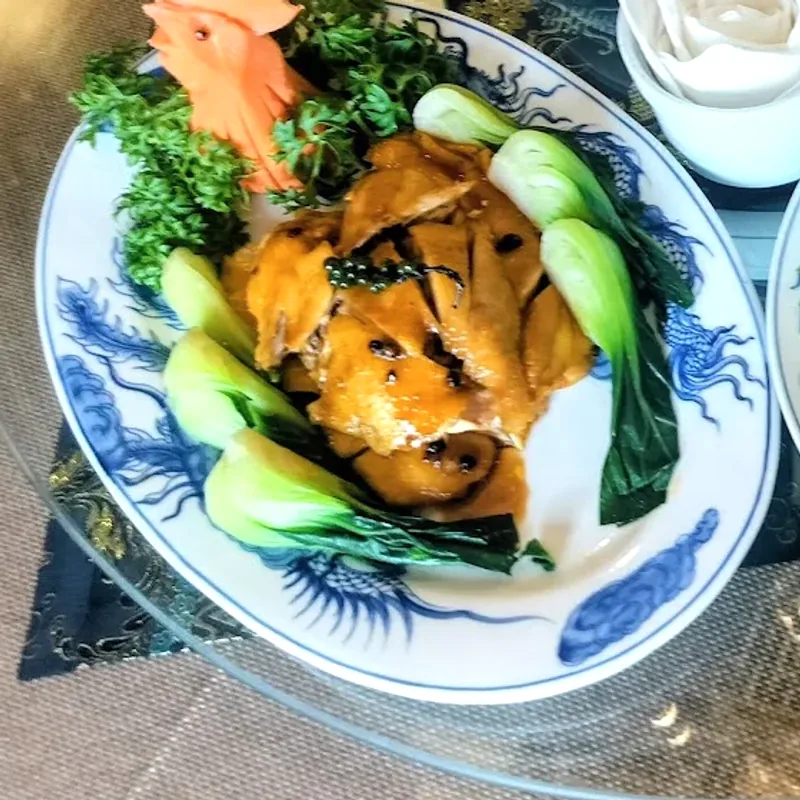 Gà nướng nguyên con trên đĩa sứ men lam vẽ rồng