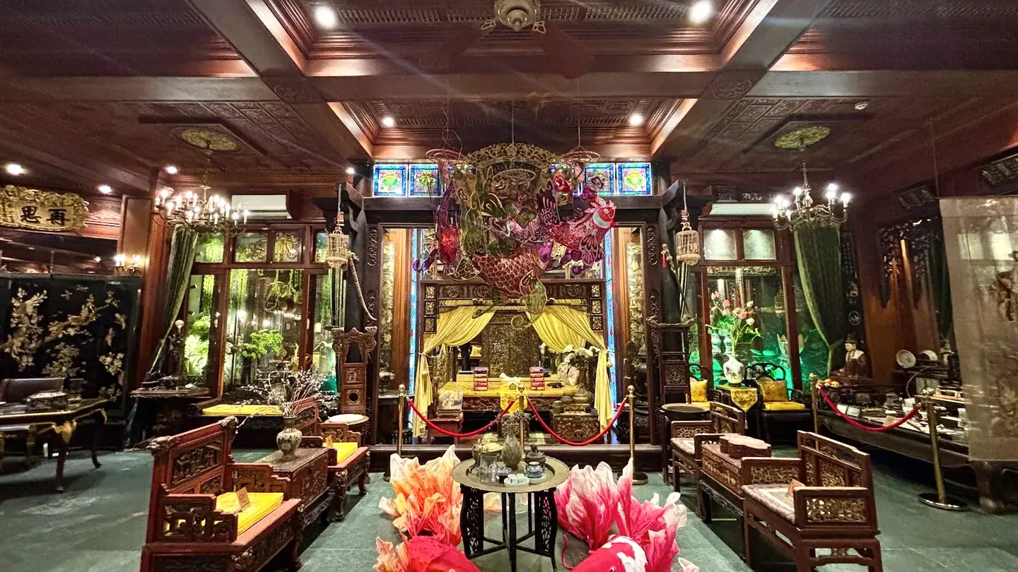 Gian chính cổ kính bên trong ngôi nhà gỗ 300 năm của Cơm Việt Heritage