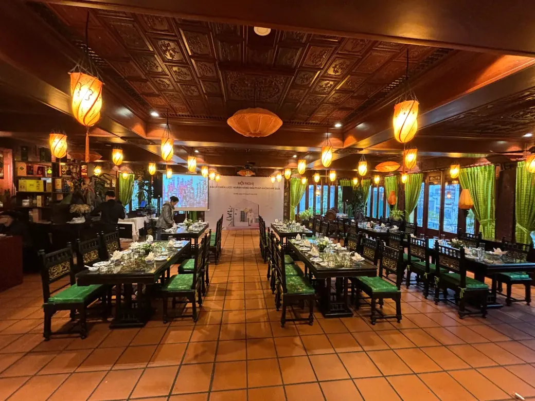 Gian ăn lớn với dãy đèn lồng lụa Hội An và tràng kỷ
