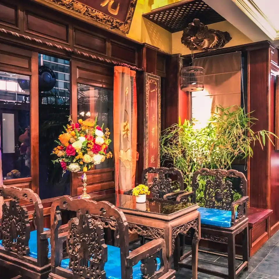 Tràng kỷ, bình phong và đồ gỗ cổ bên trong ngôi nhà 300 năm